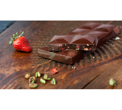 Сыроедный веганский шоколад «Особый» с клубникой, фисташками и солью