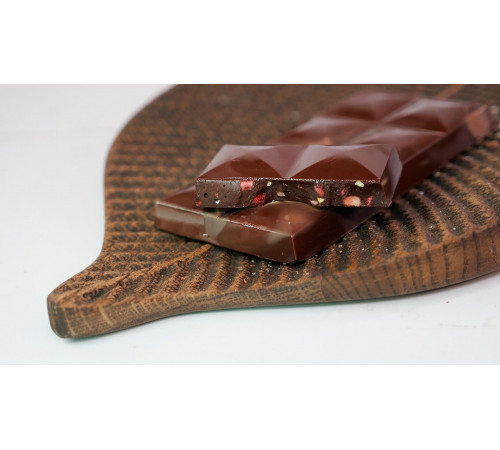 Сыроедный веганский шоколад «Особый» с клубникой, фисташками и солью