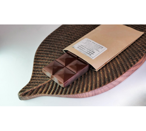 Сыроедный веганский шоколад «Особый» с клубникой, фисташками и солью